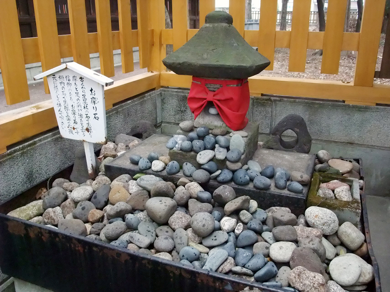  福島稲荷神社　おさすり石
