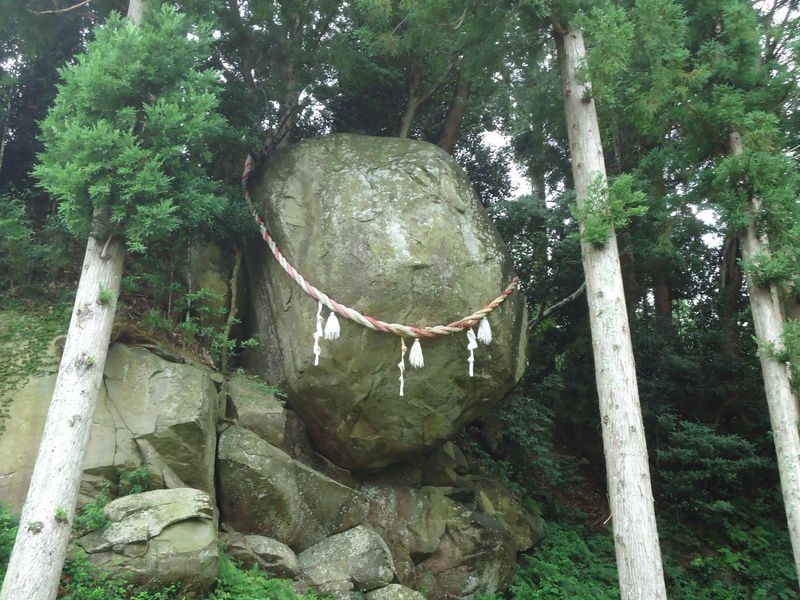 釣石神社巨石
